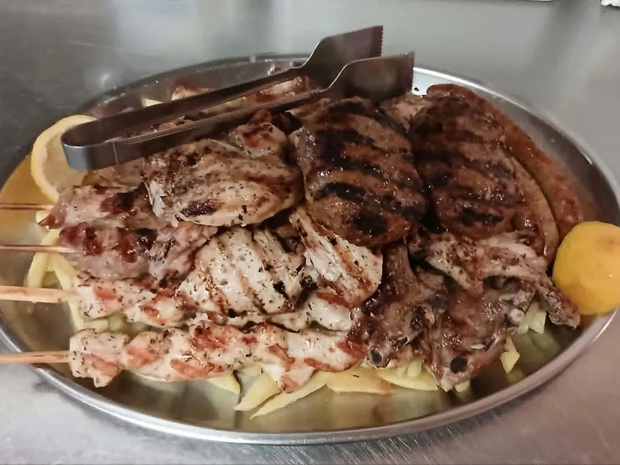 Μεγάλη ποικιλία κρεατικών με καλαμάκια, μπιφτέκια, λουκάνικο και παϊδάκια