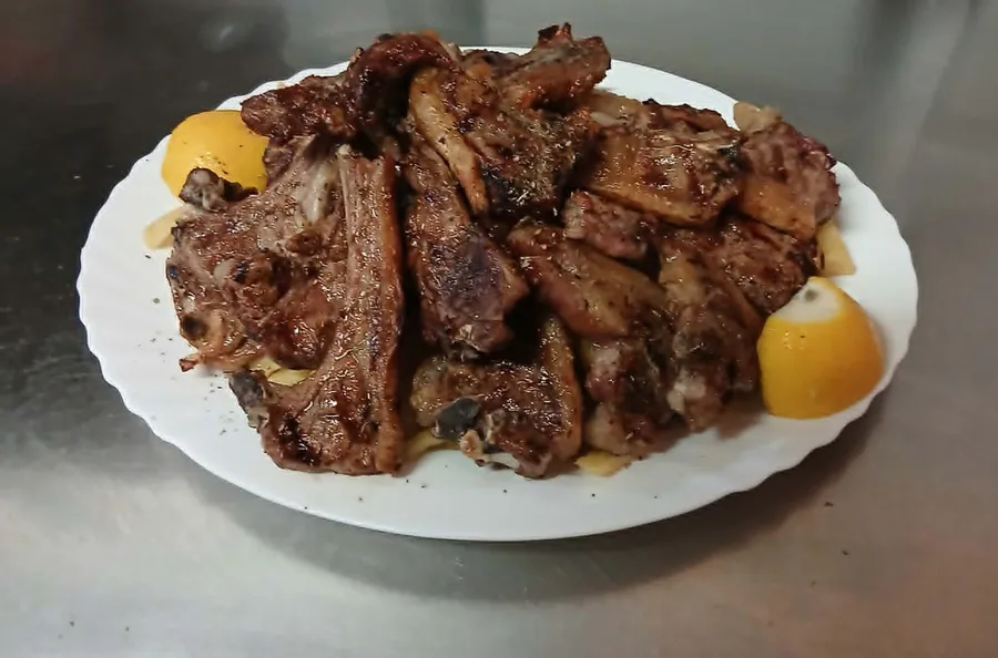 Παϊδάκια στα κάρβουνα με πατάτες και λεμόνι