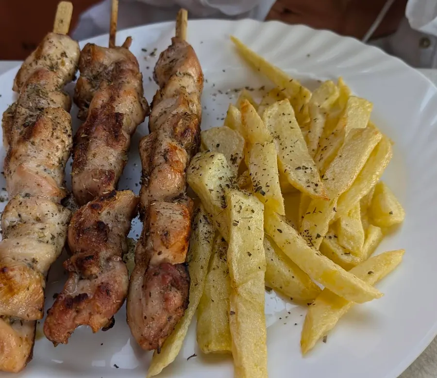 Καλαμάκια κοτόπουλο με τηγανητές πατάτες