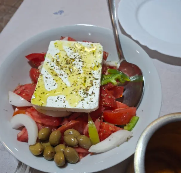 Χωριάτικη σαλάτα με φέτα και ελιές