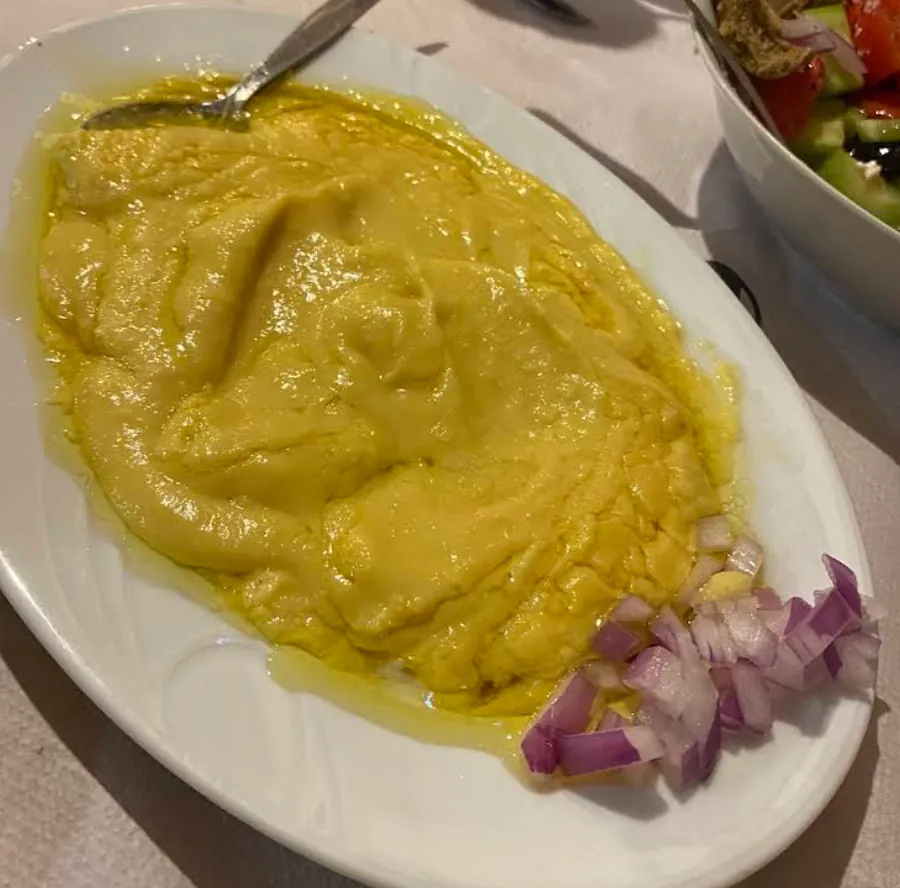 Φάβα με λάδι και κόκκινο κρεμμύδι