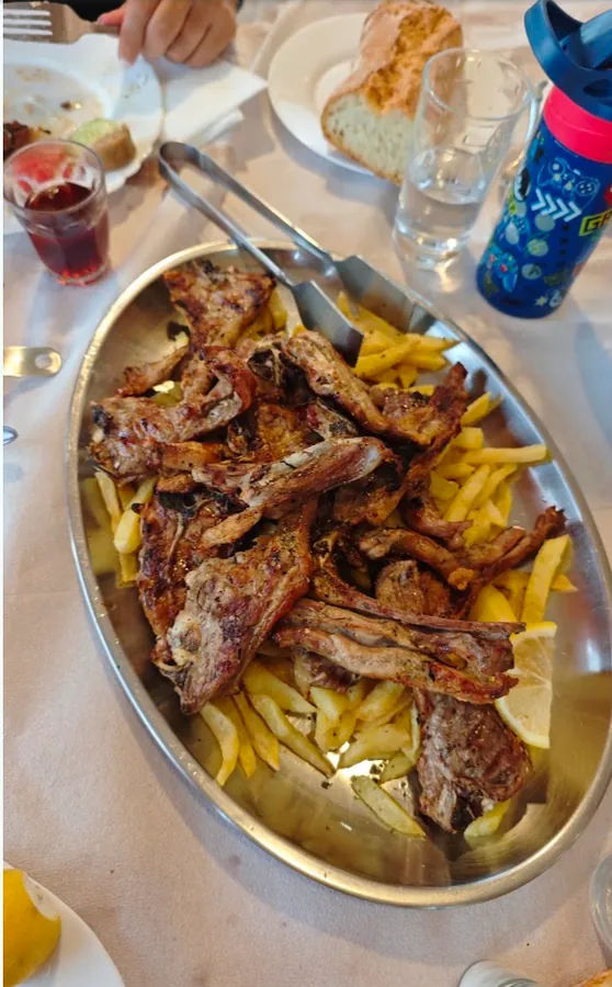 Πιατέλα με παϊδάκια και τηγανητές πατάτες